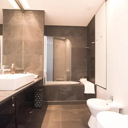 Charming, Sun-drenched In Estrela Apartment Lissabon