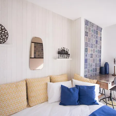 Charming, Sun-drenched In Estrela Apartment