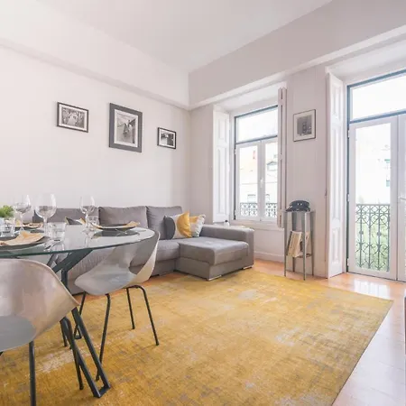 Apartment Charming, Sun-drenched In Estrela Lisbon