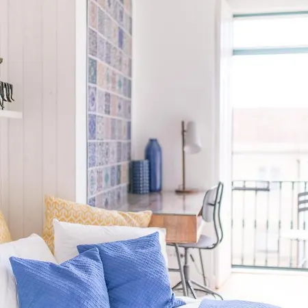 Charming, Sun-drenched In Estrela Apartment *