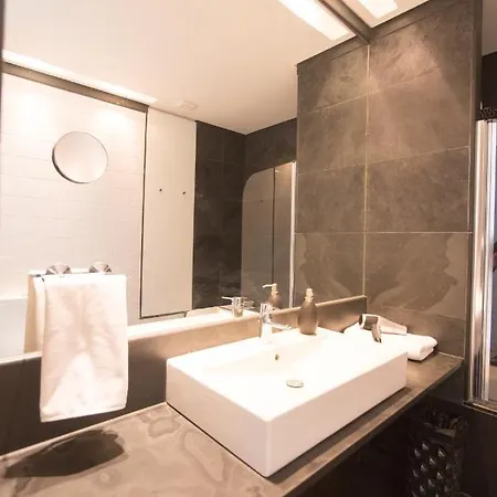 Apartment Charming, Sun-drenched In Estrela Lisbon