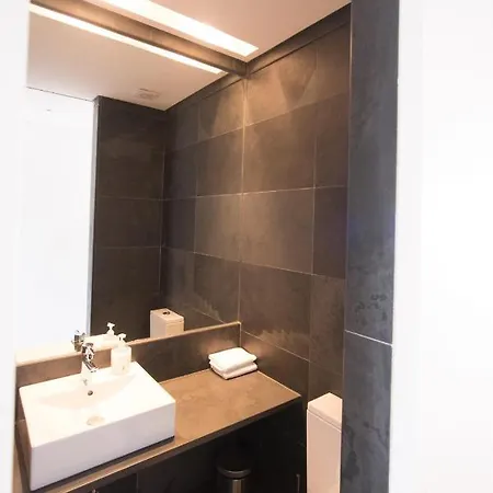 Charming, Sun-drenched In Estrela Apartment Lisbon
