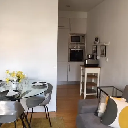 Charming, Sun-drenched In Estrela Apartment Lisbon
